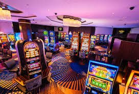 မြန်မာ ကစားသမားများ sotmal Mobile Slots ကစားနေသောမြင်ကွင်း
